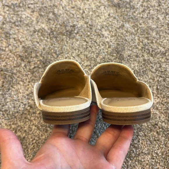 Naturalizer Kayden Beige & White Mules with Silver Chain NWOT - Picture 6 of 9